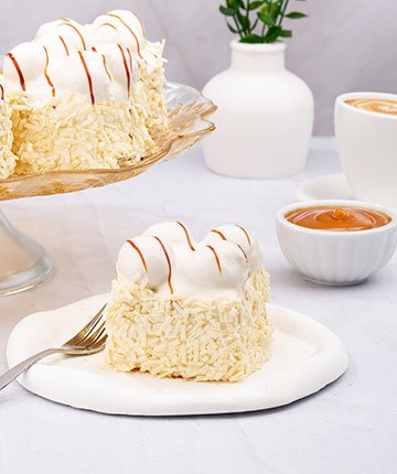 Beyaz Mono Profiterollü Pasta